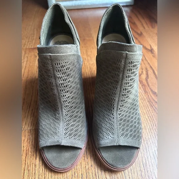 Vince Camuto Karini Olive Green
Open Toe Leather Heeled Shoes/Booties - Picture 2 of 8